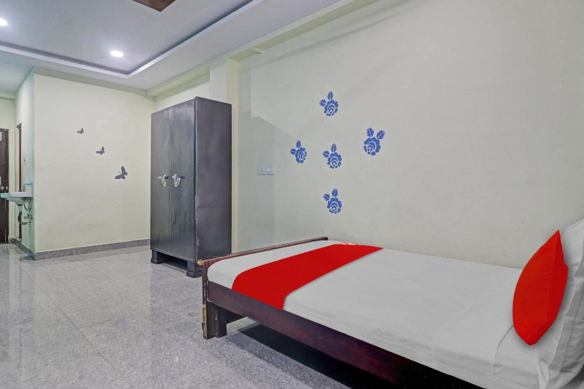 Oyo Flagship 81051 Sri Sai Manikanta Hotel Hyderabad Exterior foto
