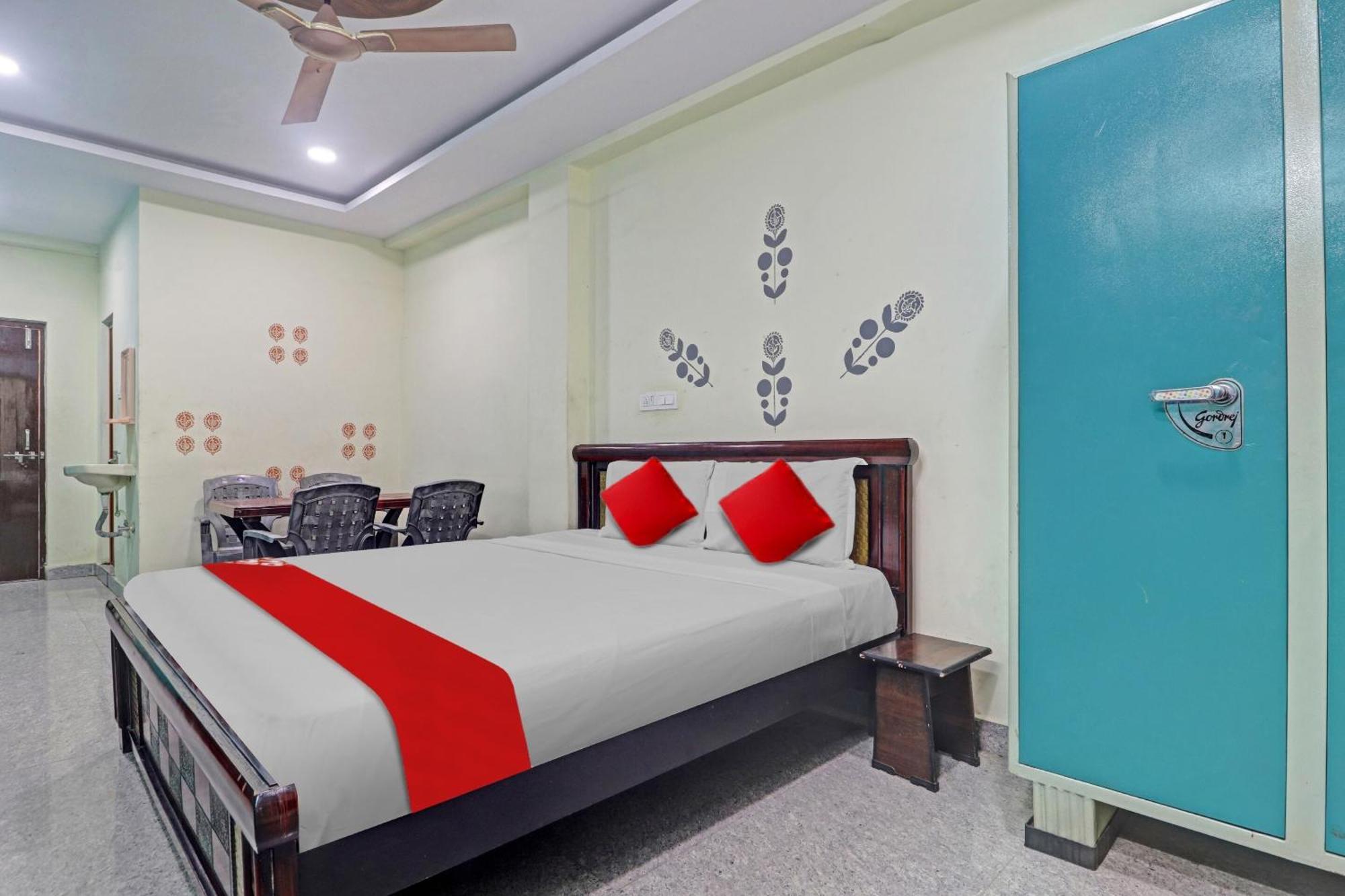 Oyo Flagship 81051 Sri Sai Manikanta Hotel Hyderabad Exterior foto