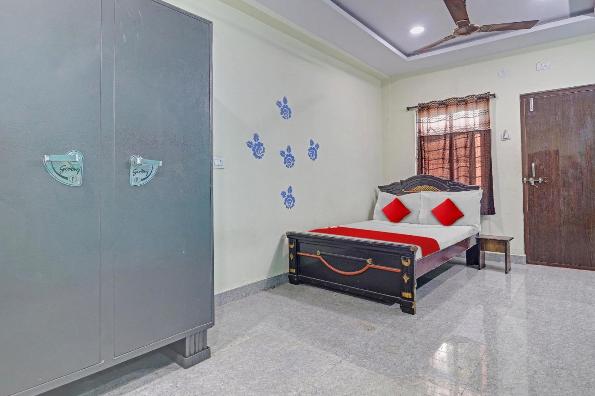 Oyo Flagship 81051 Sri Sai Manikanta Hotel Hyderabad Exterior foto